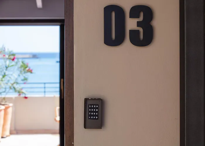 Διαμέρισμα Chryssi Seafront Living, 03 Suite, Right On The In Rethymno!