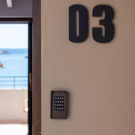 Daire Chryssi Seafront Living, 03 Suite, Right On The In Rethymno!