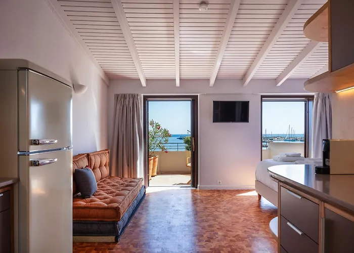 Apartamento Chryssi Seafront Living, 03 Suite, Right On The In Rethymno!